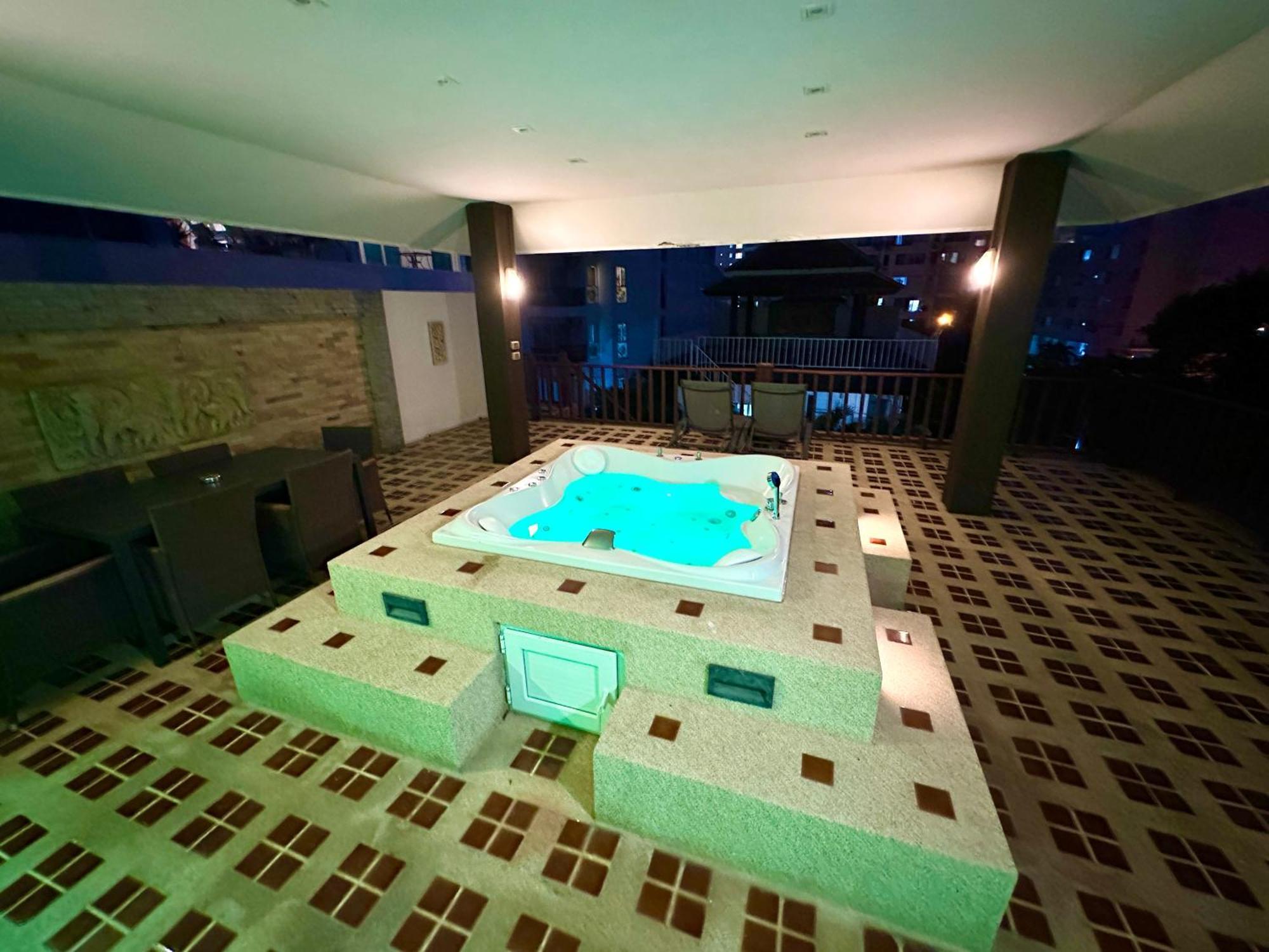 Villa Private Pool & Jacuzzi Villa, Phratumnak, - 600m From The Beach, 711 Nearby Pattaya